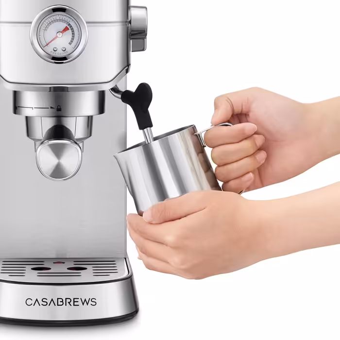 CASABREWS CM5418 espresso machine - Steam wand in action