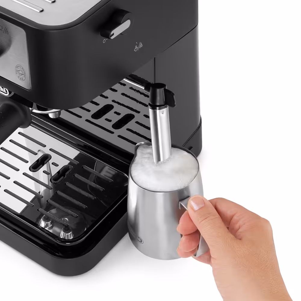 De'Longhi Stilosa EC260.BK - Steam wand heating and frothing milk
